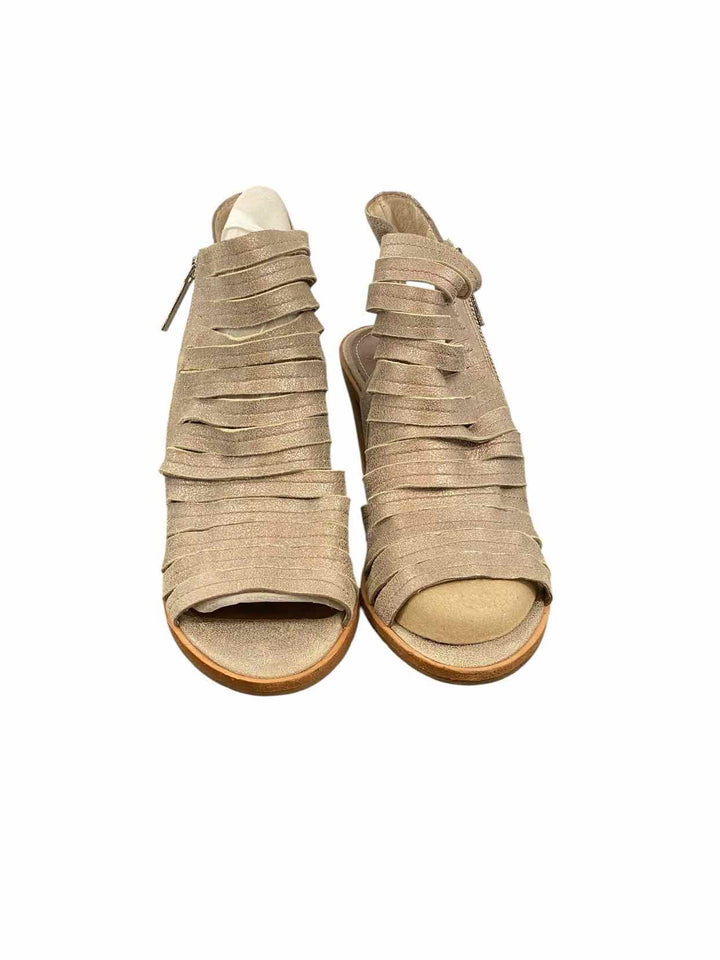 Donald Pliner Shoe Size 10 Silver Leather NWOT Sandals