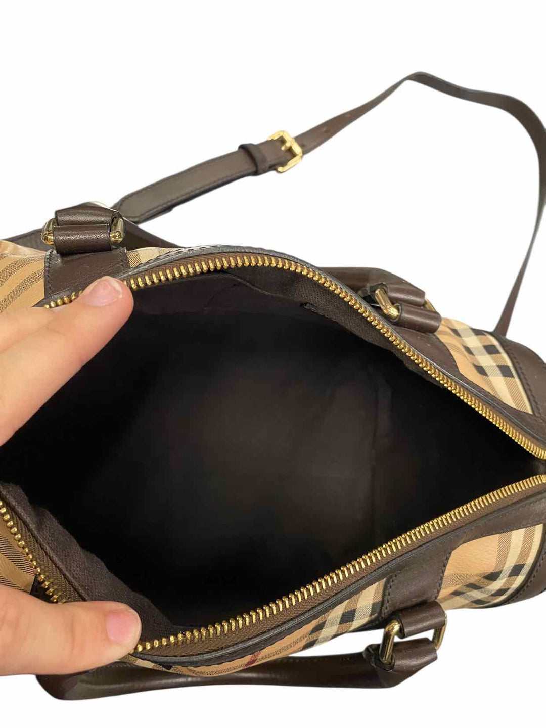Burberry Includes Authentication Certificate Purse