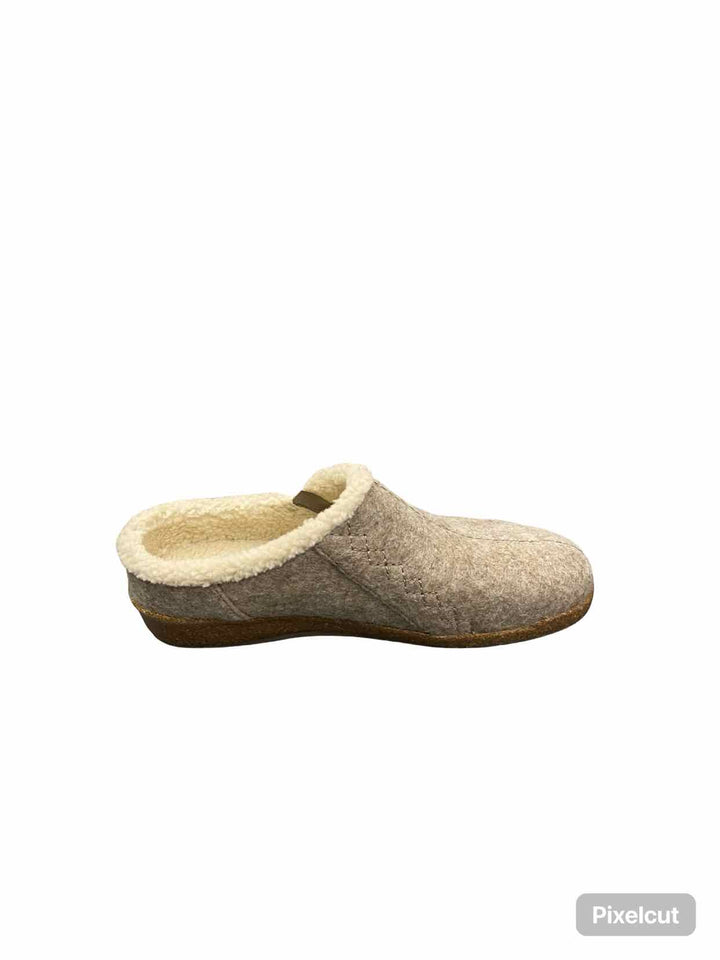 Earth Originals Shoe Size 7.5 Beige Fleece Lined Clogs