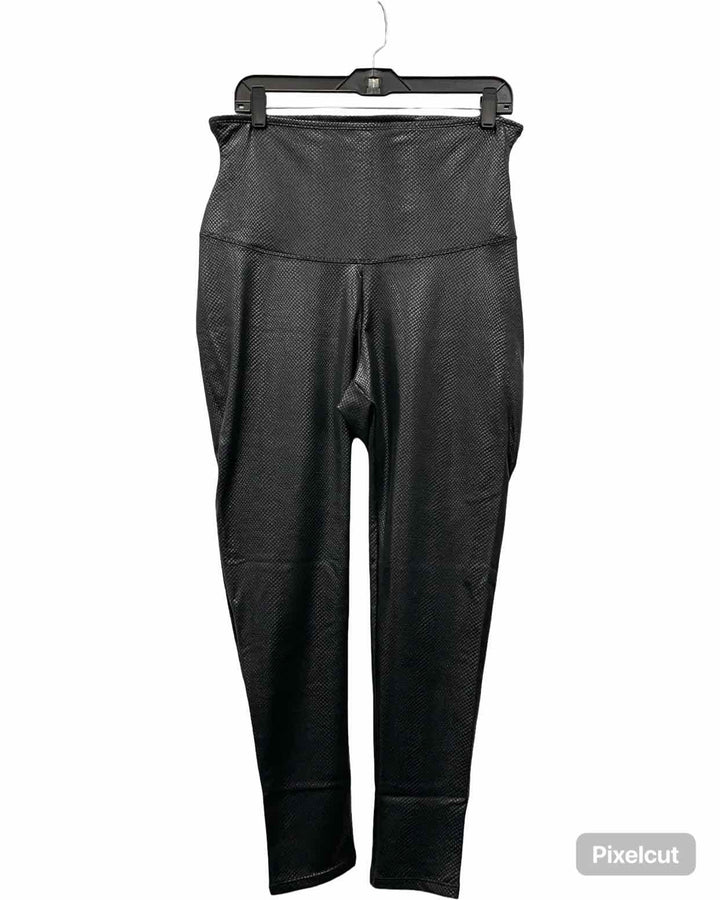 Yummie Size 1X Black Snake skin Pants
