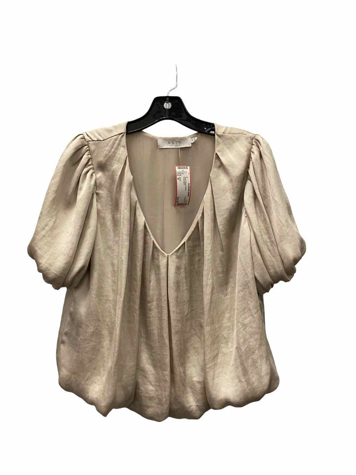 ASTR Size M Champagne Short Sleeve Shirts