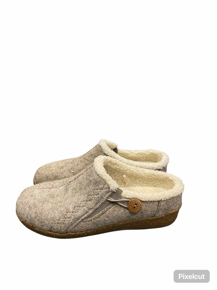 Earth Originals Shoe Size 7.5 Beige Fleece Lined Clogs