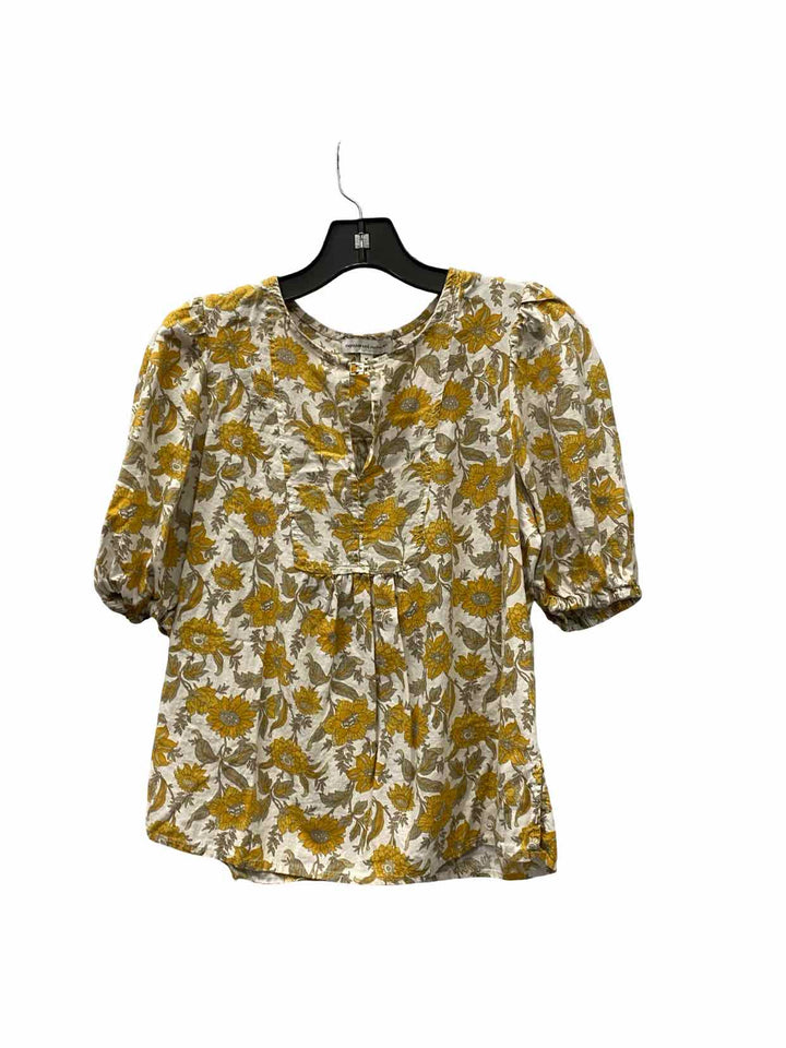 Cupcakes and Cashmere Size M Yellow Floral Short Sleeve Shirts