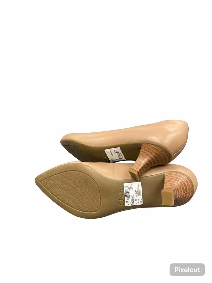 Clarks Shoe Size 7.5 Warm Beige Kepley Vine Pumps