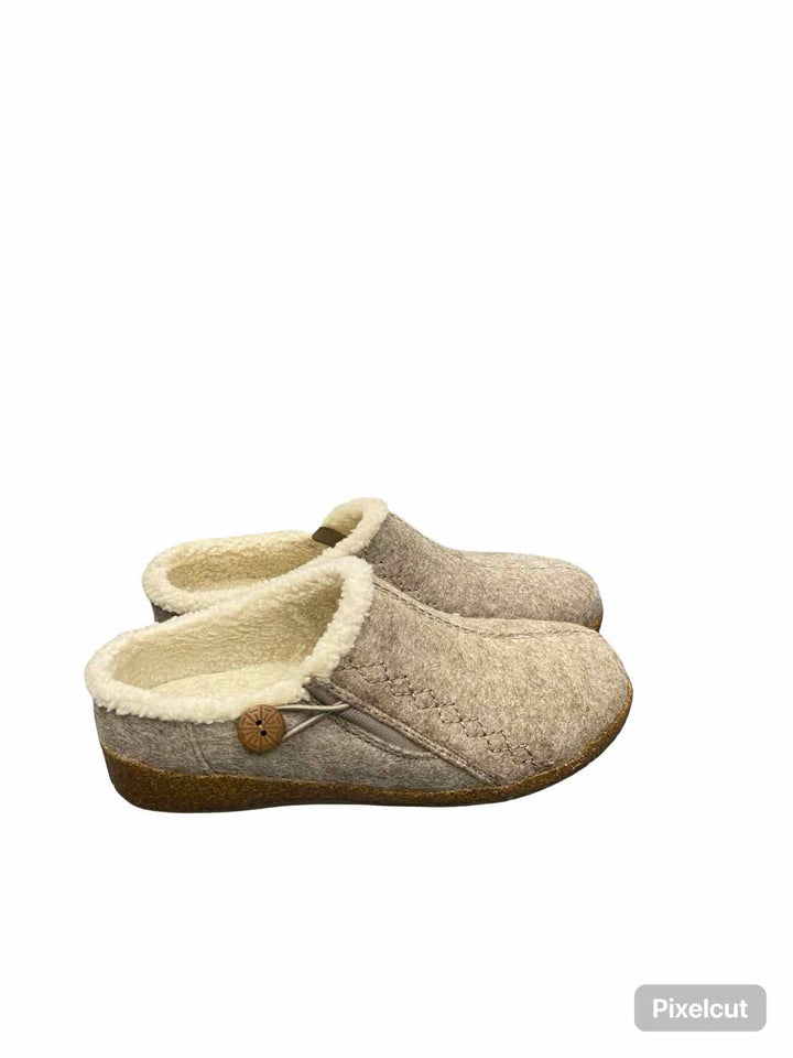 Earth Originals Shoe Size 7.5 Beige Fleece Lined Clogs