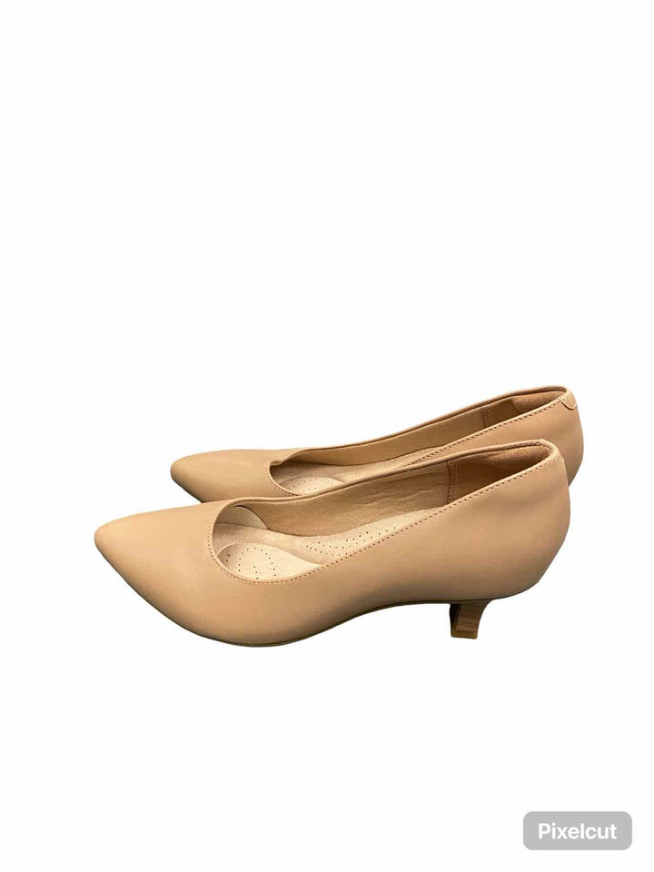 Clarks Shoe Size 7.5 Warm Beige Kepley Vine Pumps