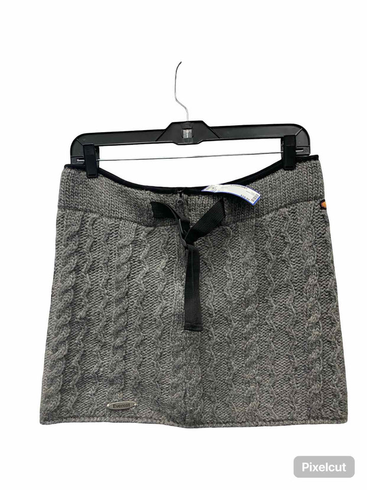 Everest Size M Gray Knit Skirt
