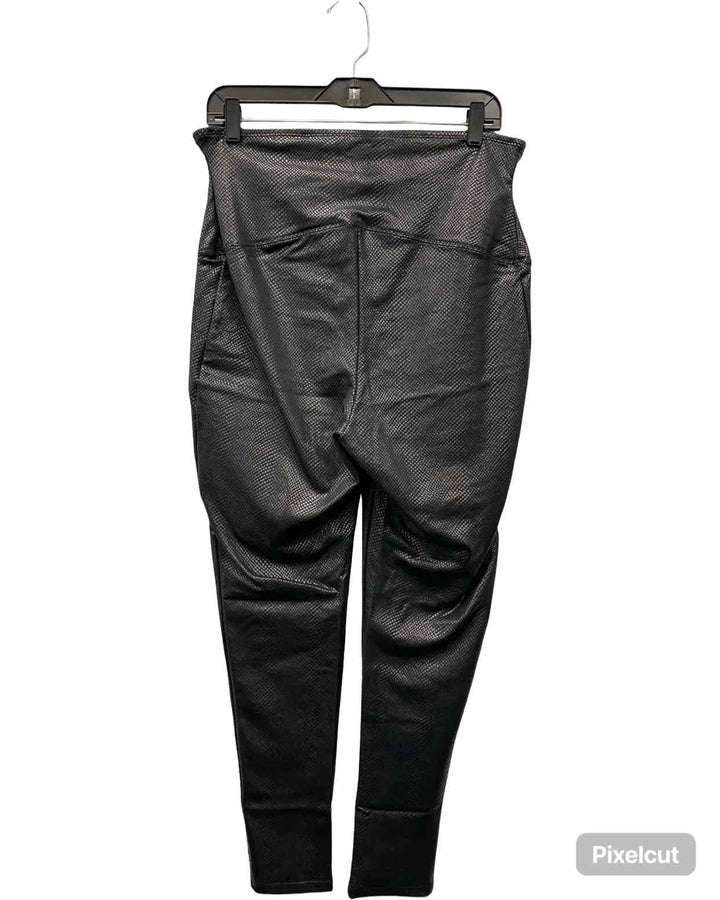 Yummie Size 1X Black Snake skin Pants