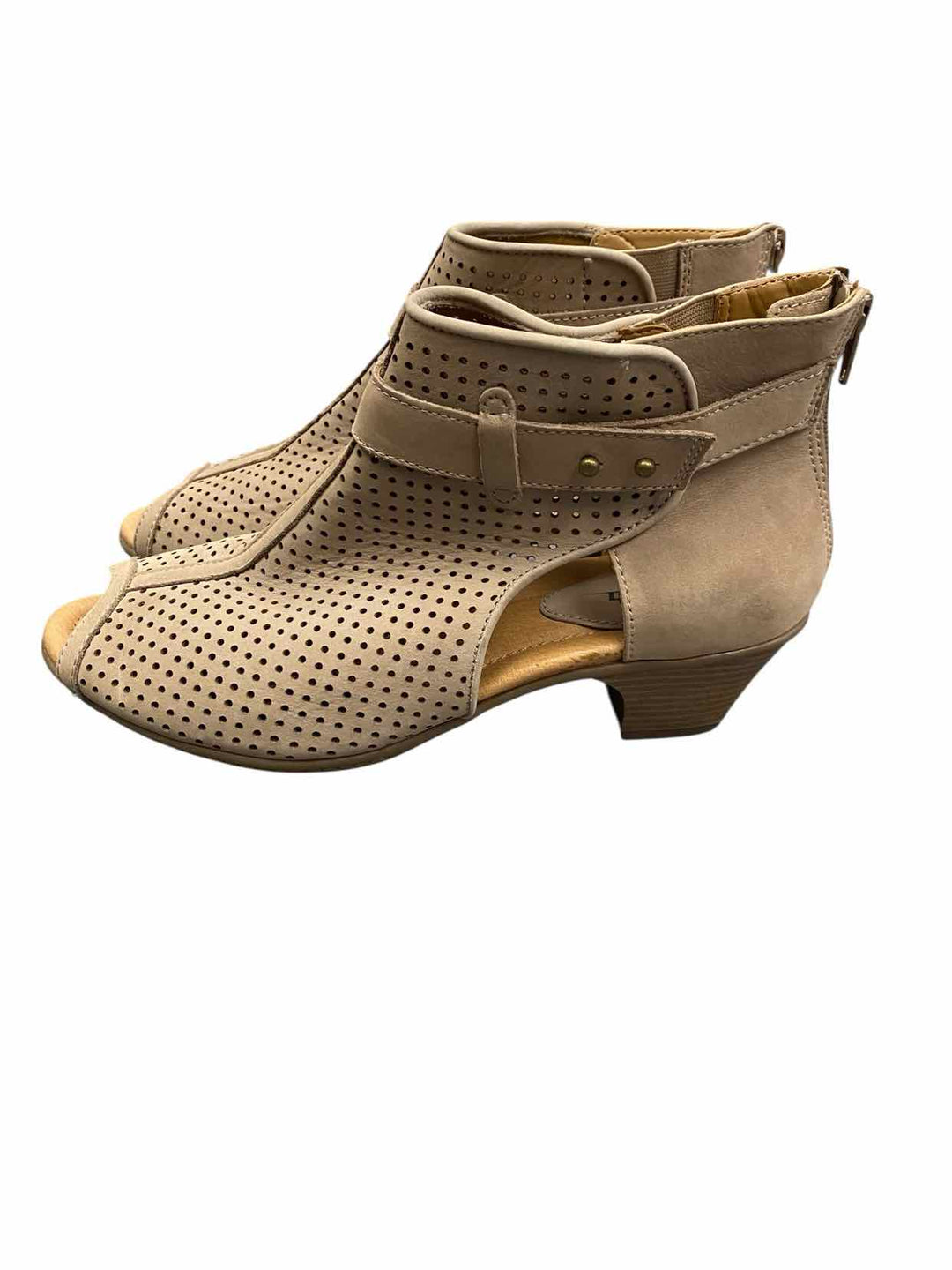 Earth Shoe Size 9.5 Beige Sandals