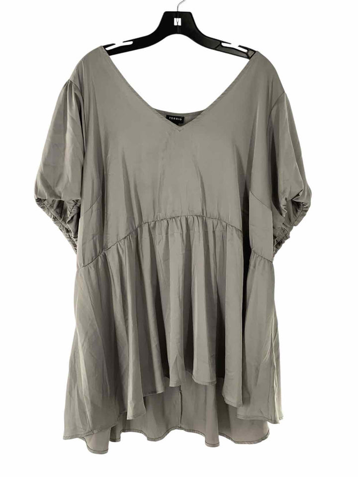 Torrid Size 4 Grey Short Sleeve Shirts