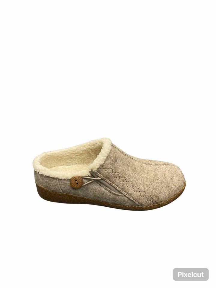 Earth Originals Shoe Size 7.5 Beige Fleece Lined Clogs